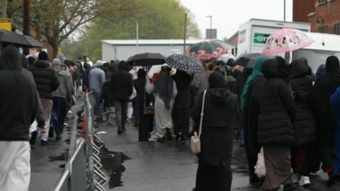 People on their way to Mosque