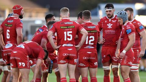 Scarlets players in a huddle