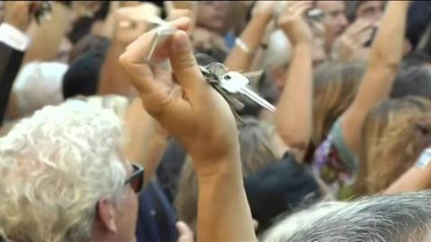 Catalan teachers shake keys to symbolise using schools to carry out the independence referendum