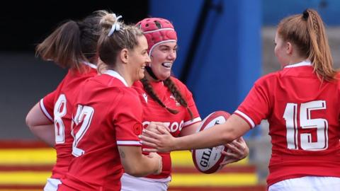 Carys Phillips yn dathlu sgorio cais