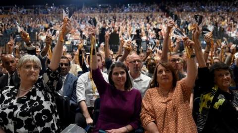 Jo Swinson and delegates voting