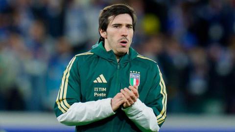 Sandro Tonali taking part in the pre-match warm-up