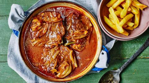 Steak gravy with chips.