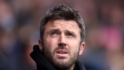 Michael Carrick looking at something in the sky