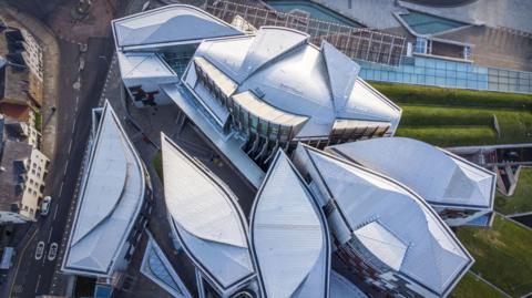 Dealbh de Phàrlamaid na h-Alba bho na speuran