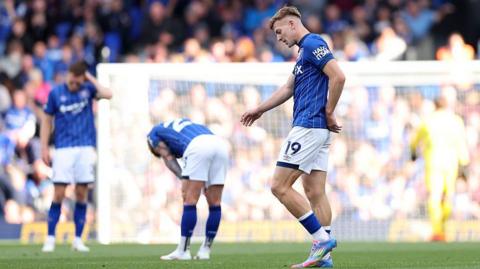 Liam Delap and Ipswich players look dejected