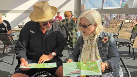 Jem 'Tynrhos' a Jane Blank o Lanrhystud yn astudio'r map yn y brif fynedfa ben bore