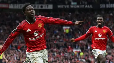 Kobbi Mainoo scores for Man Utd