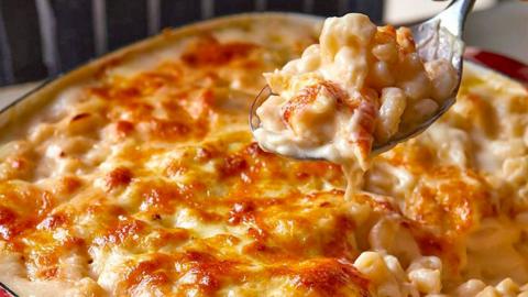 A spoon of mac n' cheese