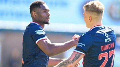 Cluicheadairean Ross County Akil Wright (clì) agus Ryan Duncan an dèidh a dhol 1-0 an aghaidh Morton. 