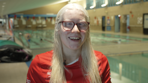 Ela Letton-Jones ym mhwll nofio Caernarfon