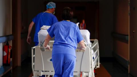 Doctoriaid gyda chlaf mewn ysbyty
