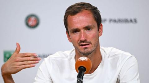 Daniil Medvedev speaking in a French Open media conference