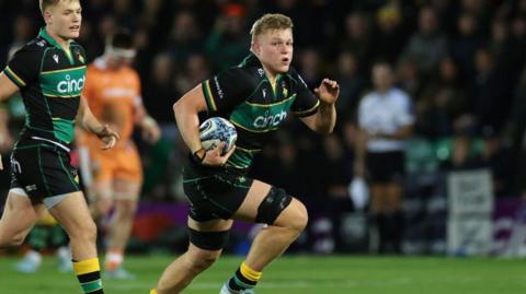 Tom Pearson running with the ball for Northampton Saints