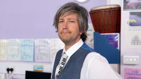 Calum Dòmhnallach mar Mgr Mackle