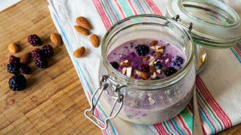 Blackberry crumble overnight oats
