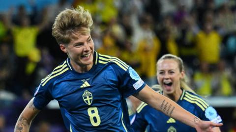Lina Hurtig scores