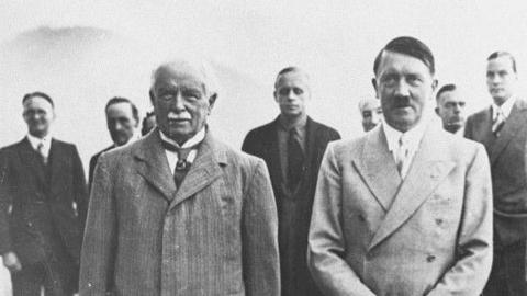 T.P Conwell-Evans oedd cyfieithydd David Lloyd George pan aeth y Prif Weinidog i gyfarfod Adolf Hitler