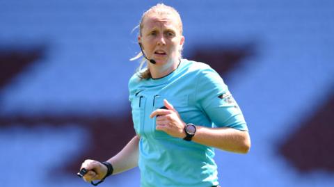 Lisa Benn refereeing a match