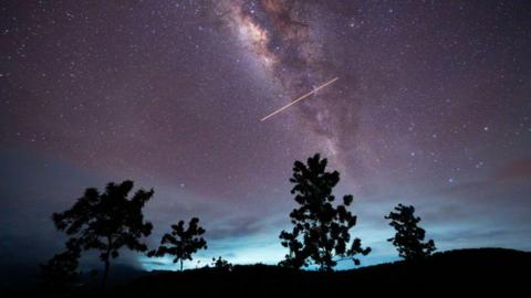 a shooting star in the Eta Aquariid meteor shower
