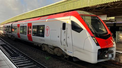 Tren disl/trydan Stadler 231 yng ngorsaf Caerdydd Canolog