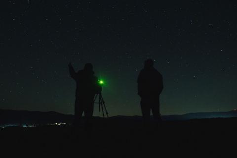 Stargazers look for the comet 