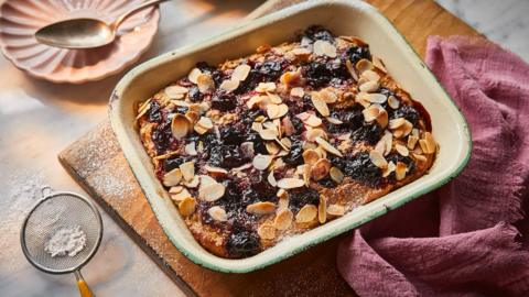 Cherry Bakewell baked oats
