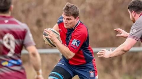 Adam Lang yn chwarae rygbi