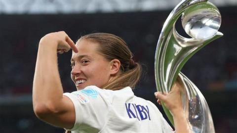 Fran Kirby with the Euro 2022 trophy