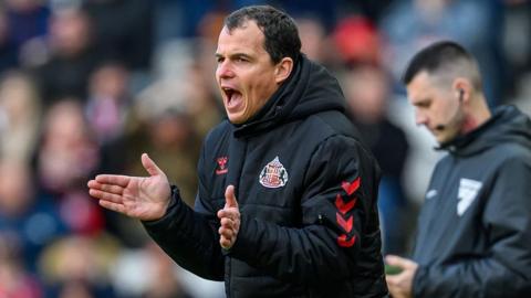 Sunderland head coach Regis Le Bris shouts and claps to encourage his team during their home defeat by Hull City