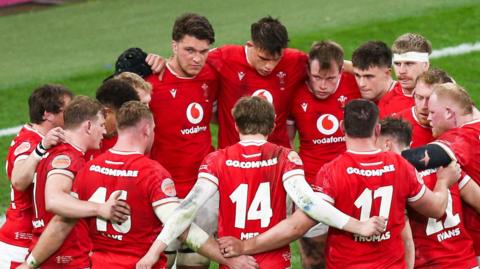 Wales players in a huddle at Principality Stadium