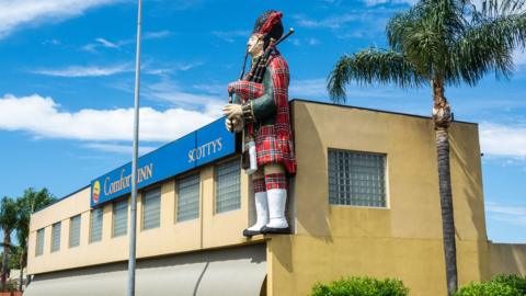 Sculpture of a Scotsman outside a motel