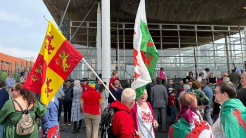 Torf ger y senedd 
