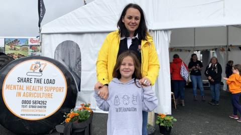 Mali yn ifanc gyda'i mam Emma Picton-Jones