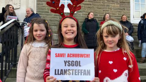 Pobl yn protestio dydd Mawrth