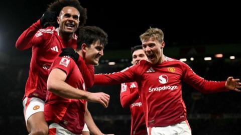 Manchester United players celebrate Harry Maguire's goal