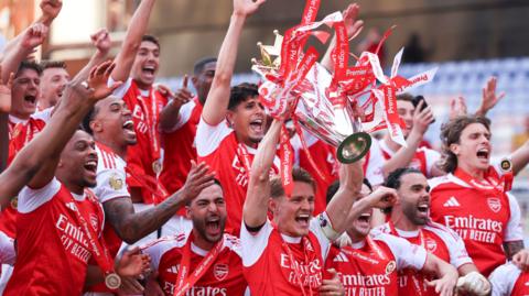 Arsenal players celebrate
