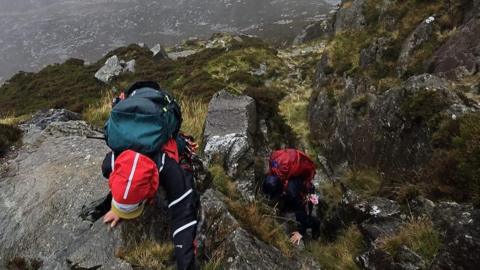 Tîm Achub Mynydd Llanberis yn ateb galwad yn ystod Storm Amy