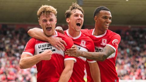 Tommy Conway (left) celebrates scoring against Sheffield Unied with Callum Brittain and Morgan Whittaker (right)