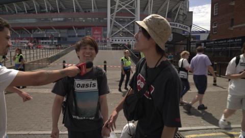 Oasis fans singing