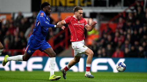 Sam Smith yn bwrw i lawr ar y gôl