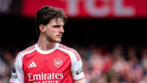 Declan Rice plays in Arsenal's home shirt