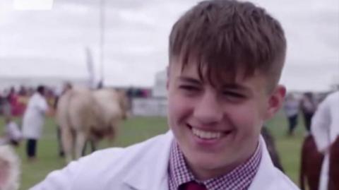 Roedd Gilbert Roberts yn rhan o'r gyfres realiti diweddar, Ma'i Off 'Ma, gan gwmni cynhyrchu Carlam ar gyfer S4C