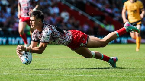 David Armstrong dives to touch down for a try