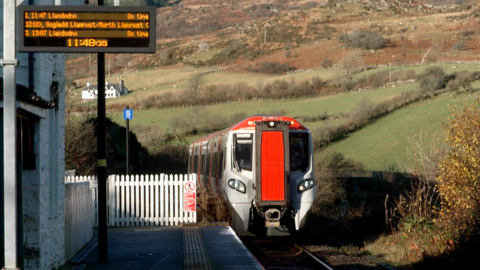 Tren yn cyrraedd yr orsaf