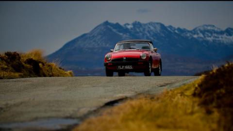 Am 'bodach beag dearg' aig Alasdair MacLeòid