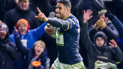 Nene Macdonald in action for Leeds Rhinos