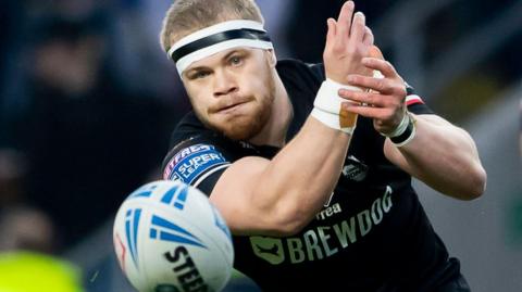 Sam Davis in action for London Broncos