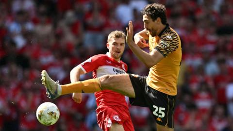 Matt Crooks (R) vies with Middlesbrough's Australian midfielder #08 Riley McGree