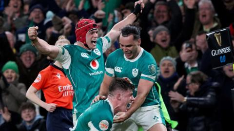 Ireland celebrate Dan Sheehan's bonus-point try 